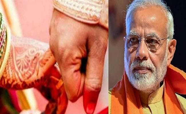 शादी के कार्ड में लोकसभा चुनाव में नरेंद्र मोदी को वोट देने का आग्रह