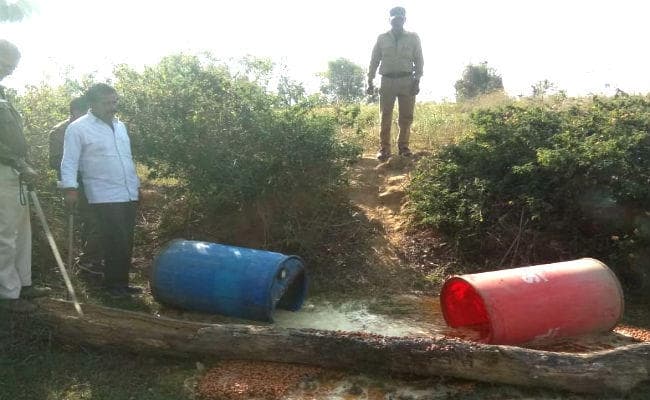 पुलिस ने पांच अवैध शराब भट्ठियों को किया ध्वस्त, 16 ड्रम जावा महुआ भी किया गया नष्ट