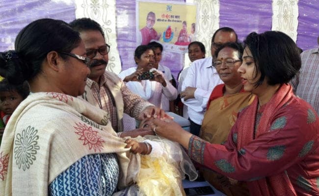 सिमडेगा : विधायक व उपायुक्त ने की तीन दिवसीय पल्स पोलियो अभियान की शुरुआत