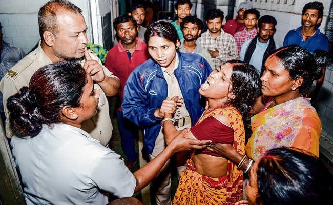 एमजीएम में पेट दर्द की शिकायत पर डॉक्टर ने पांच मिनट में लगा दी चार सूई, मरीज की मौत, हंगामा