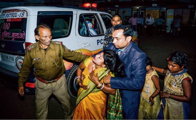 पार्टी से लौटने के दौरान टेंपो पलटा, पांच जख्मी