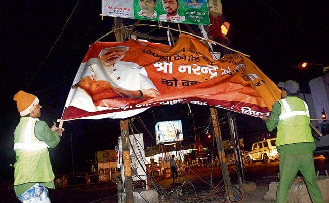 पटना : आचार संहिता में फंसीं निगम की 100 योजनाएं, विज्ञापन होर्डिंगों को हटाने में जुटा निगम प्रशासन