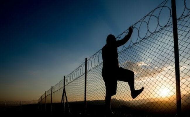 नवादा : पुलिस को चकमा देकर उम्रकैद की सजा भुगत रहा बंदी फरार