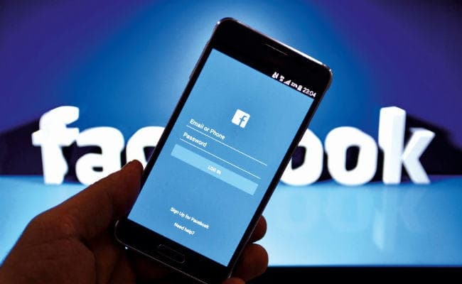 सोशल साइट्स पर फर्जी आइडी बना खुद को संकट में डाल रहीं लड़कियां