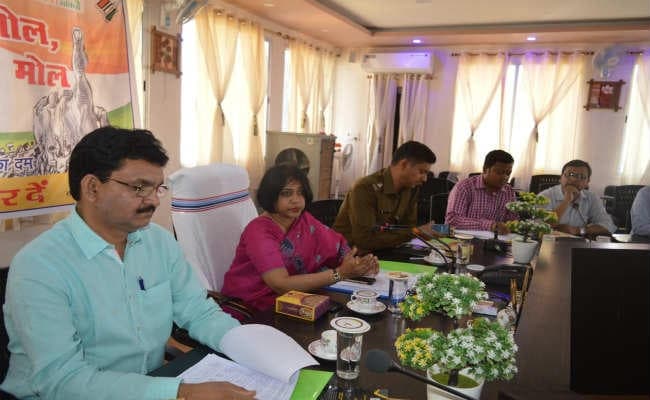 सिमडेगा : सभी राजनीतिक  पार्टियां आदर्श आचार संहित का पालन करें: उपायुक्त