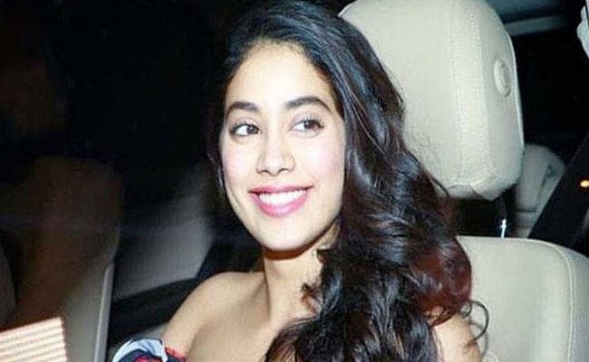 VIDEO: नाराज होकर एक्ट्रेस जाह्नवी ने PHOTO ले रहे लोगों से कही ये बात