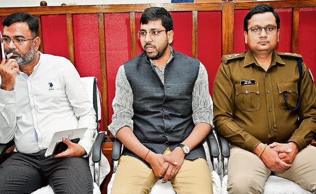 रांची : राजनीतिक दल बैनर-पोस्टर हटा लें, अन्यथा प्रशासन खुद हटा कर राशि वसूलेगा : डीसी