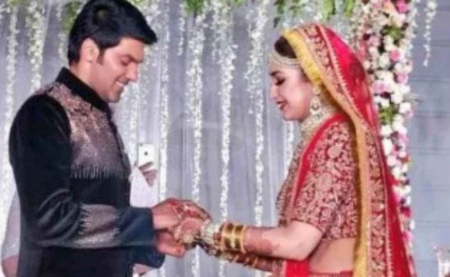 दिलीप कुमार की नातिन ने 17 साल बड़े एक्टर से की शादी