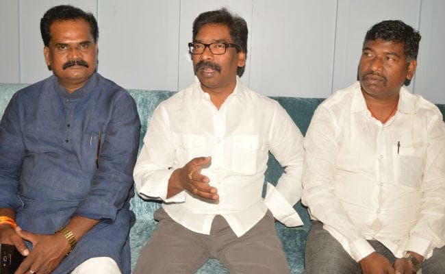 पदाधिकारियों को डराकर मुख्यमंत्री कर रहे हैं चुनाव जीतने की कोशिश : हेमंत