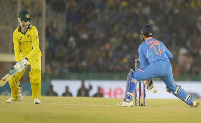 ऋषभ पंत के बचाव में उतरे कोच भरत अरुण, कहा – धौनी से तुलना सही नहीं ऋषभ पंत के बचाव में उतरे कोच भरत अरुण, कहा – धौनी से तुलना सही नहीं