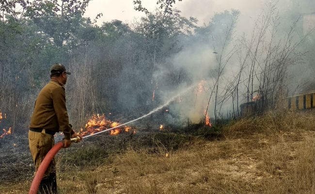 खरसावां : बंद पड़े अभिजीत स्टील प्लांट में लगी भीषण आग, लाखों का नुकसान