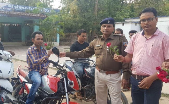 सिमडेगा : सड़क सुरक्षा, बिना हेलमेट वाहन चालकों को दिया गया गुलाब का फूल