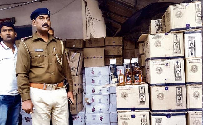 सीवान में 40 लाख की शराब जब्त, सड़े अंडे के कार्टन की बैरिकेडिंग कर छिपायी गयी थी शराब