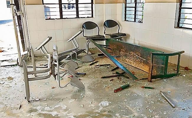 बक्सर : उग्र लोगों ने थाने पर किया पथराव, पीएचसी में आगजनी