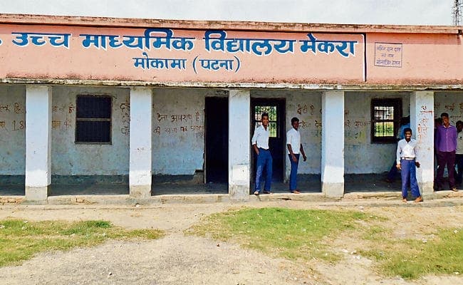 मोकामा : फर्श पर बैठ पढ़ते हैं छात्र-छात्राएं, शिक्षकों की भी कमी