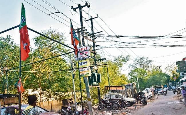 पटना : 48 घंटे बाद भी कई जगहों पर लगे हैं पार्टियों के बैनर और पोस्टर, बुधवार से एफआइआर की होगी कार्रवाई