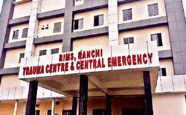 ट्रॉमा सेंटर में बिना सूचना के छुट्टी पर गयी नर्स, कटा सात दिन का वेतन, होली से पहले ट्रॉमा सेंटर में शिफ्ट हो जायेगा सेंट्रल इमरजेंसी