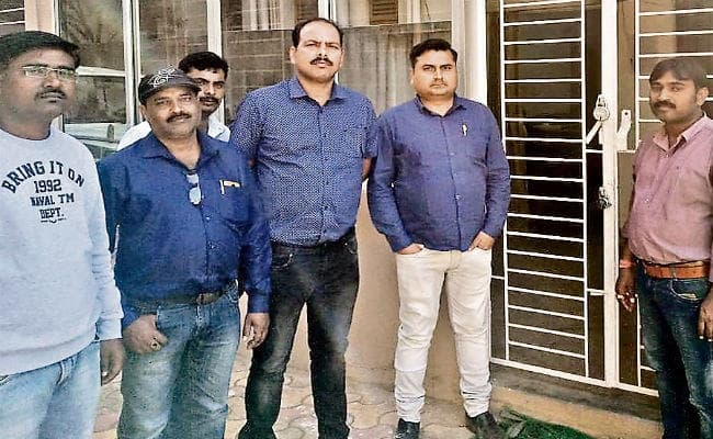 रांची : बकाया पैसों की मांग कर रहे वेंडरों ने आरएमएसडब्ल्यू कार्यालय में जड़ा ताला