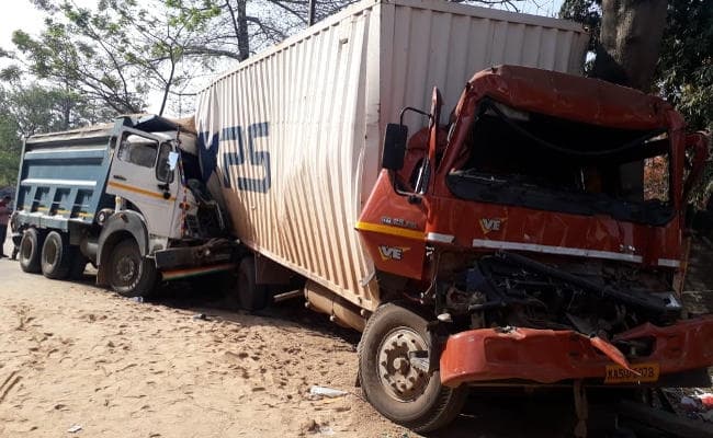 IN PICS : बूंडू से आ रहे बालू लदे हाइवा ने बिस्कुट लदे ट्रक को रांची में मारी टक्कर, ड्राइवर और खलासी हाइवा में फंसे