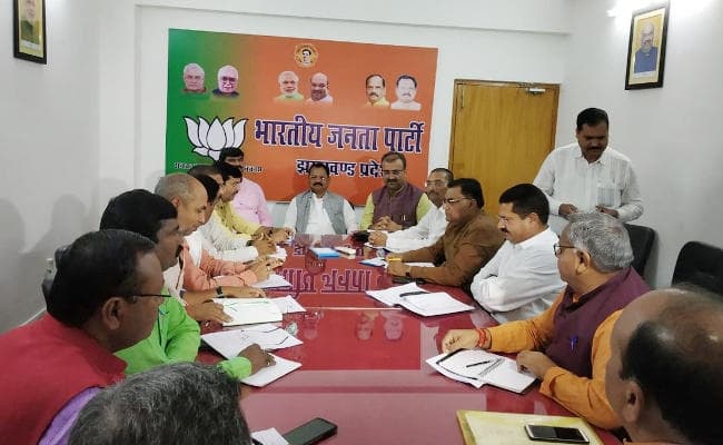 मंगल पांडेय ने झारखंड के लोकसभा प्रभारियों संग की बैठक, अर्जुन मुंडा से भी मिले