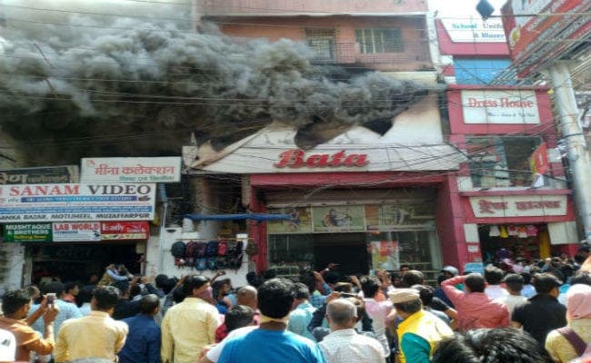 आप नेता के बाटा शो-रूम में लगी आग, दमकल की तीन गाड़ियों ने आग पर पाया काबू, लाखों रुपये का नुकसान