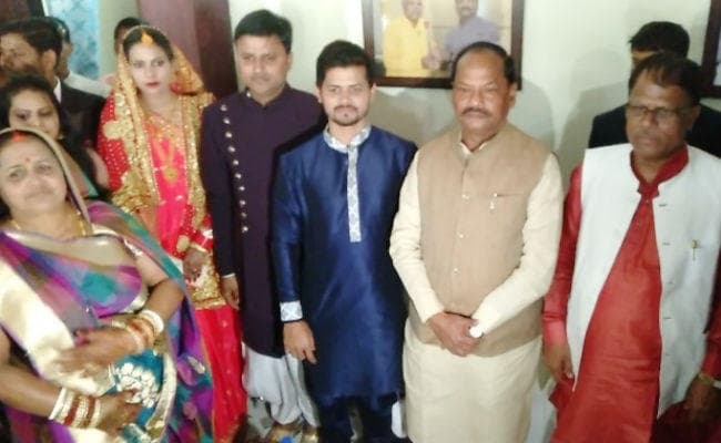 विधायक जानकी यादव की पुत्री के विवाह सामारोह में शामिल हुए सीएम रघुबर दास