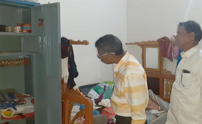 बंद आवास का ताला तोड़कर 3.20 लाख नकद व लाखों के जेवरात ले उड़े चोर