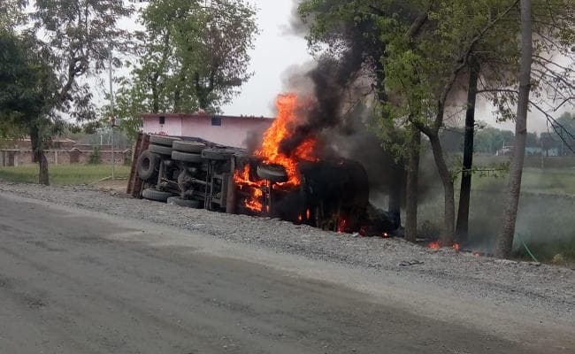 नेपाल के बॉर्डर से छत्तीसगढ़ जा रहे ट्रक में झारखंड में लगी आग, हुआ ये हाल