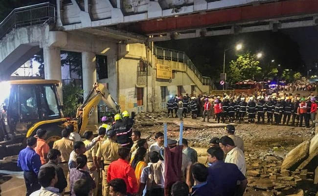 मुंबई में ‘कसाब पुल'' ढहने से 5 लोगों की मौत, CM फडणवीस पहुंचे घटनास्‍थल पर, 5 लाख मुआवजे का ऐलान