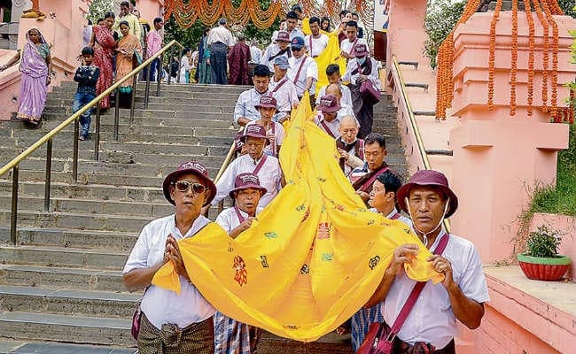 गया : म्यांमार के श्रद्धालुओं ने महाबोधि मंदिर में चढ़ाया 50 मीटर का चीवर, भारत समेत विश्व में शांति के लिए प्रार्थना