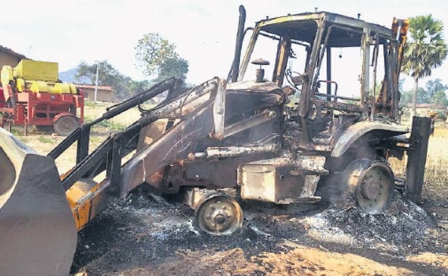 औरंगाबाद : 100 की संख्या में थे नक्सली, सड़क निर्माण कंपनी की जेसीबी जलायी, चालक व मजदूरों को पीटा