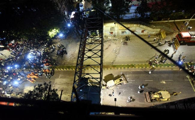 मुंबई में ढहा ‘कसाब पुल”: लाल बत्ती के कारण बची कई की जान, बोले सीएम- होगी हाई लेवल जांच