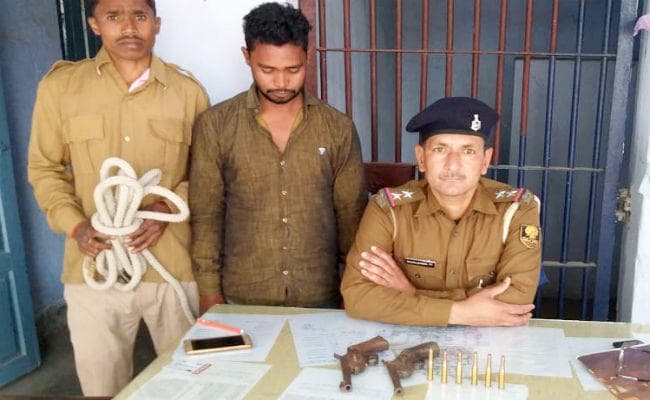 नवादा : दो देसी कट्टे और जिंदा कारतूस के साथ पेट्रोल पंप मालिक का बेटा गिरफ्तार