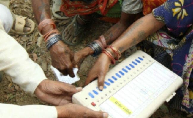 लोकसभा चुनाव: यहां तीन दिन से ज्यादा पैदल चलकर कुली पहुंचाते हैं EVM