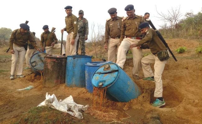 पुलिस और एक्साईज विभाग का इचाक में चला संयुक्त छापेमारी अभियान