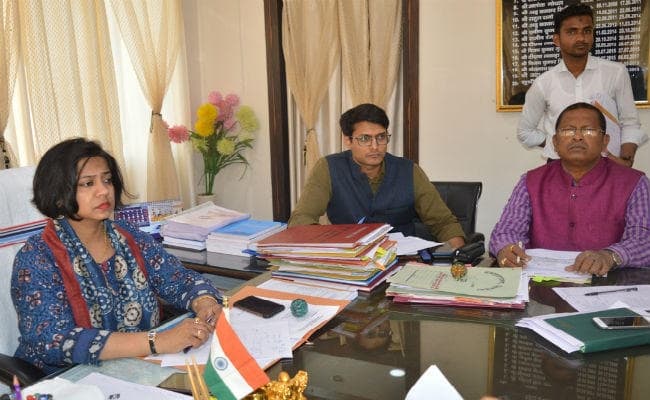 चुनाव कार्य में लगे पदाधिकारी खूंटी व गुमला के अधिकारियों से समन्वय बना कर काम करें : उपायुक्त