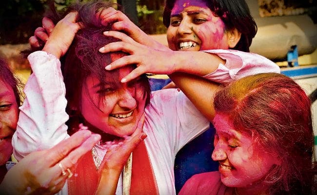 इस बार अपने घर पर ही रंग बनाकर मनाएं होली, जानें तरीका