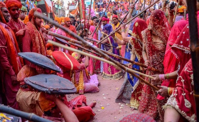 बरसाने में हुई लट्ठमार होली, हजारों विदेशियों ने लिया आनंद