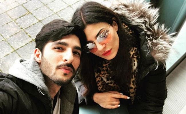 सुष्मिता सेन ने किया प्‍यार का इजहार, ब्‍वॉयफ्रेंड के लिए लिखा- I LOVE YOU...