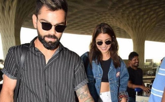 विराट कोहली का हाथ थामे इस अंदाज में दिखीं अनुष्‍का शर्मा, PHOTOS