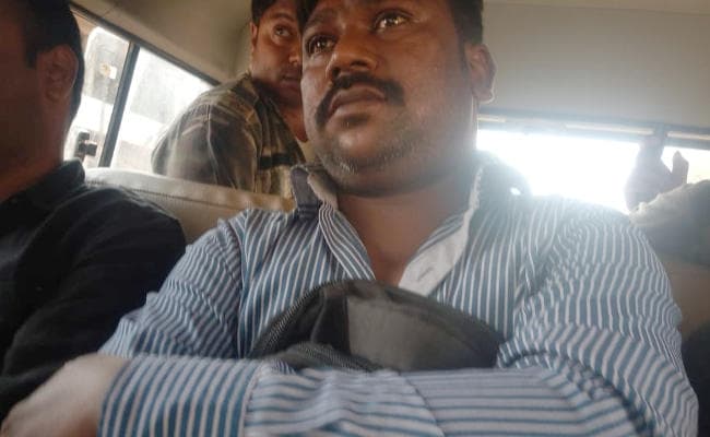 लोहरदगा के जिला मत्स्य पदाधिकारी कार्यालय का क्लर्क 2800 रुपये रिश्वत लेते गिरफ्तार