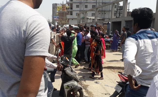 मारपीट में घायल महिला की मौत, गुस्साये परिजनों का अस्पताल के बाहर हंगामा, पुलिस अधिकारी घायल