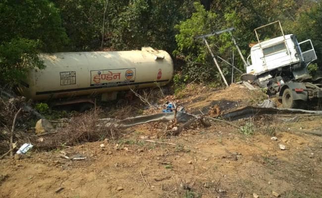 चौपारण : दनुआं घाटी में गैस से भरा टैंकर पलटा, प्रशासन के प्रयास से बड़ी घटना टली