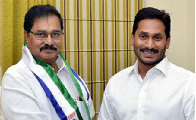 पूर्व मंत्री प्रभाकर रेड्डी ने TDP को दिया झटका, टिकट मिलने के कुछ घंटे बाद ही ज्वाइन किया YSR Congress