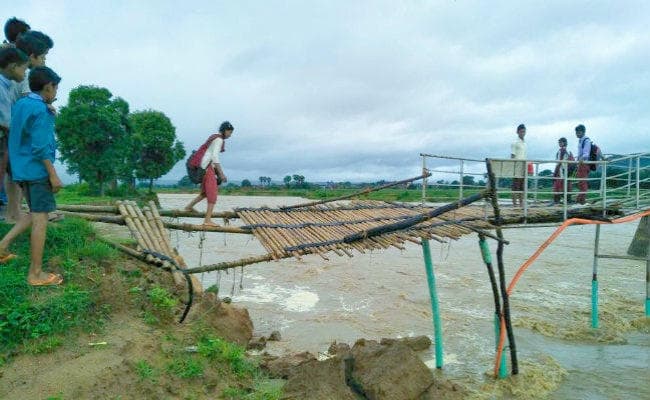 काड़तरी नदी पर पुल नहीं बनने से ग्रामीणों को हो रही है परेशानी