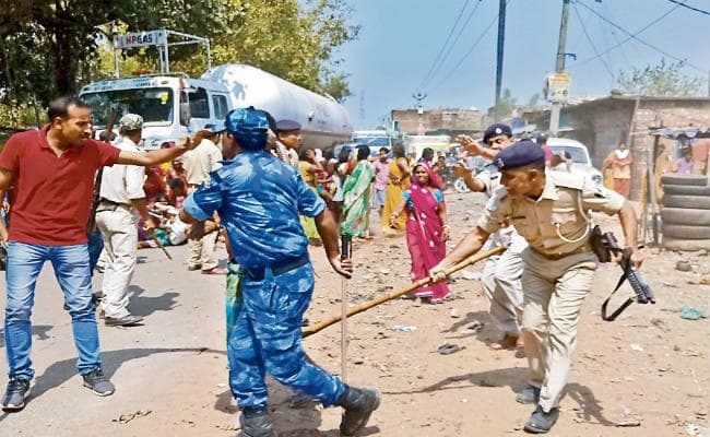 बिहारशरीफ में ट्रक ने तीन को कुचला, एक की मौत, आक्रोशितों ने पुलिस पर किया पथराव, लाठीचार्ज