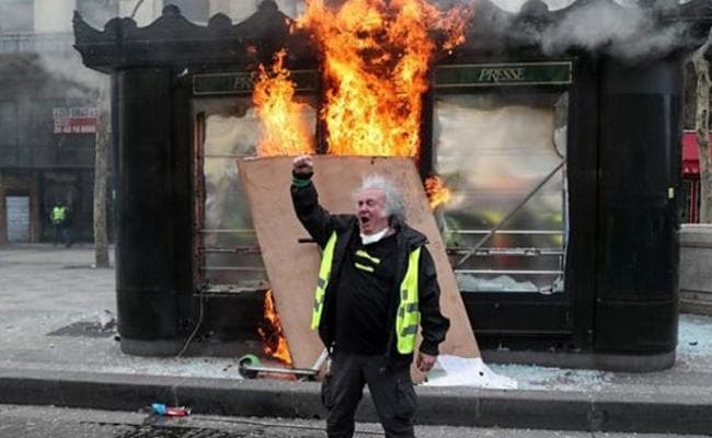 France : ‘येलो वेस्ट’ प्रदर्शनों के दौरान पुलिस पर हमला, दंगाइयों ने दुकानों को लूटा, आग लगायी