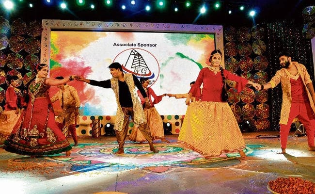 रंग लेकर दौड़े हनुमान जी, राम जी उठ के भागे...