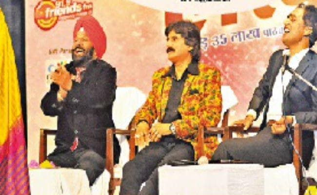 होली है! कवियों ने मारी चुटीली पिचकारी खूब बरसे ठहाके