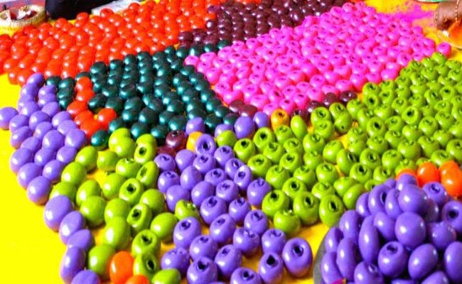 यहां गुलाल गोटा के जरिये मुस्लिम परिवार बनाते है हिन्दू त्यौहार को रंगीन